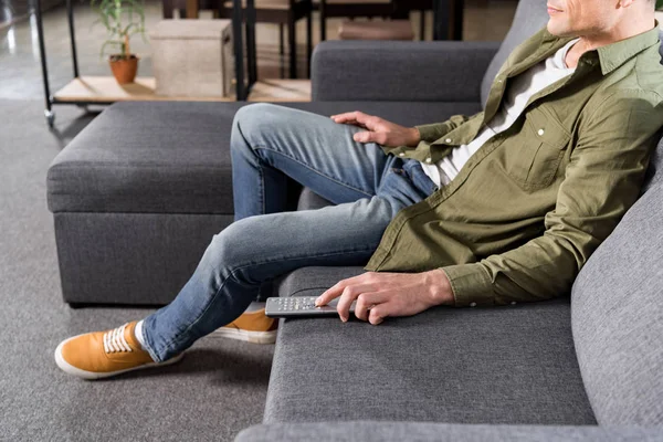 Homme regardant la télévision — Photo de stock