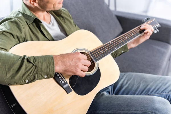 Hombre tocando la guitarra - foto de stock