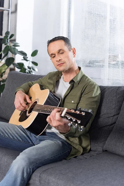 Playing guitar — Stock Photo