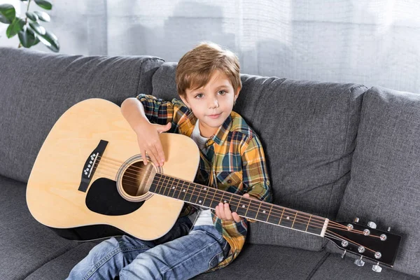 Petit garçon avec guitare acoustique — Photo de stock