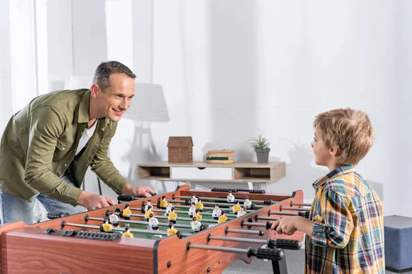 Padre e hijo jugando futbolín - foto de stock