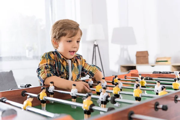 Niño jugando fútbol de mesa - foto de stock