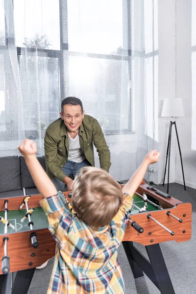 Vater und Sohn spielen Tischkicker — Stockfoto