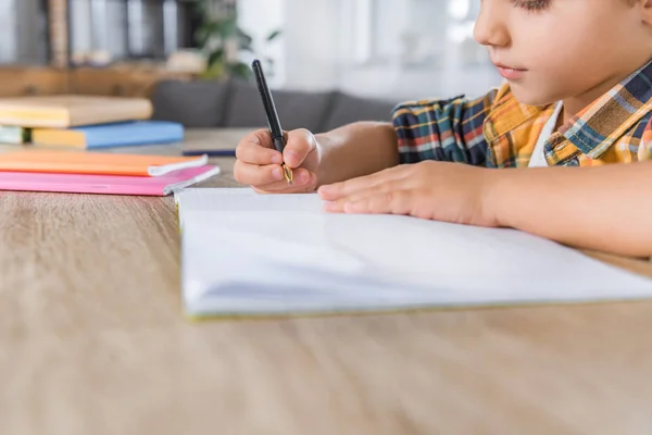 Pequeno estudante fazendo lição de casa — Fotografia de Stock