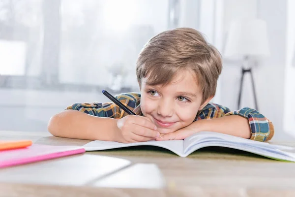 Piccolo scolaro che fa i compiti — Foto stock