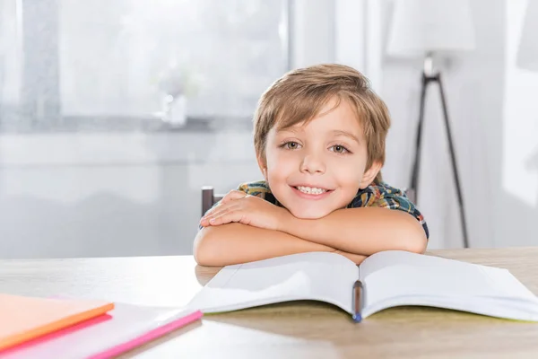 Kleiner Junge sitzt am Tisch — Stockfoto