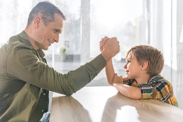 Padre e hijo brazo lucha juntos - foto de stock