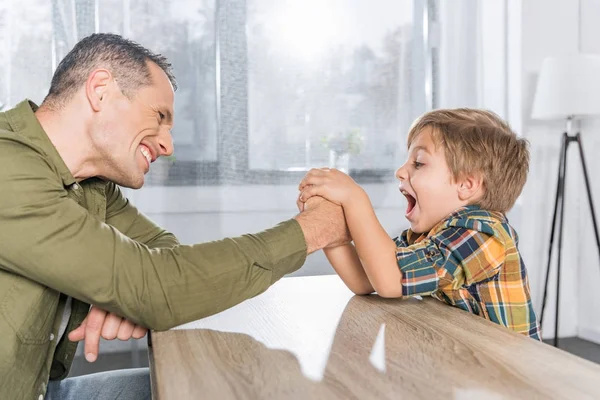 Padre e hijo brazo lucha juntos - foto de stock