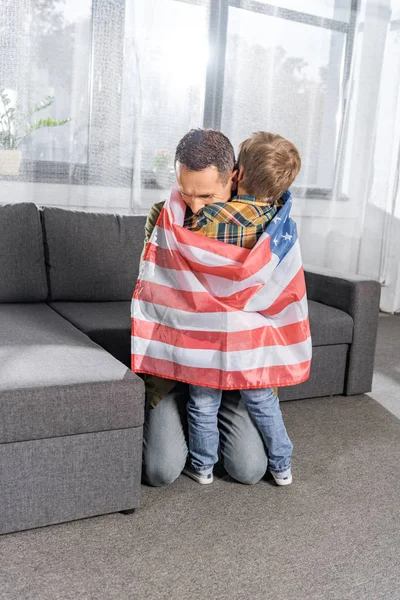 Padre e hijo con bandera americana - foto de stock