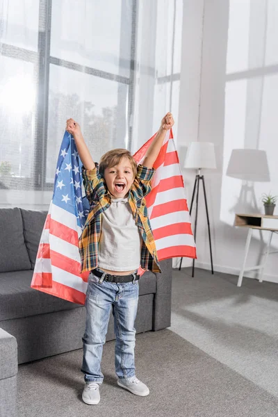 Menino com bandeira dos EUA — Fotografia de Stock