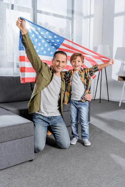 Отец и сын с американским флагом — стоковое фото