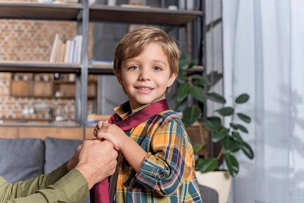 Vater lehrt Sohn Krawatte zu binden — Stockfoto