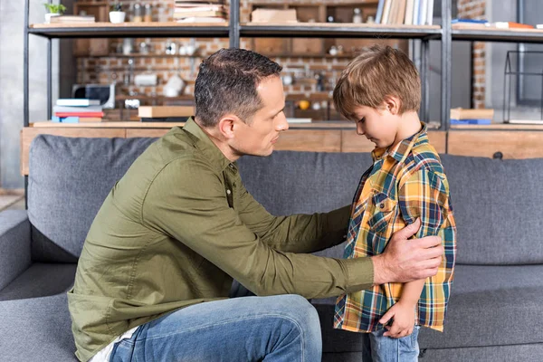 Pai falando com o filho deprimido — Fotografia de Stock