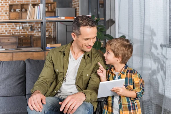 Família com tablet em casa — Fotografia de Stock