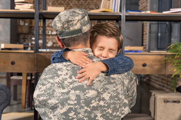 Père militaire et fils embrassant — Photo de stock