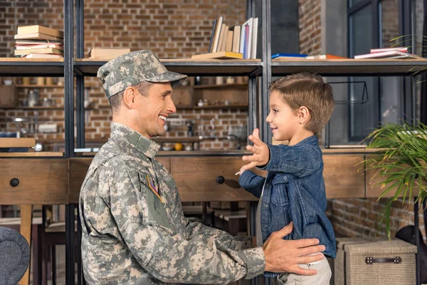 Menino feliz e pai em uniforme militar — Fotografia de Stock