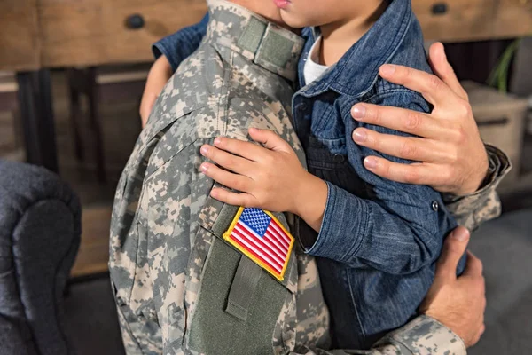 Abbracciando padre e figlio militari — Foto stock