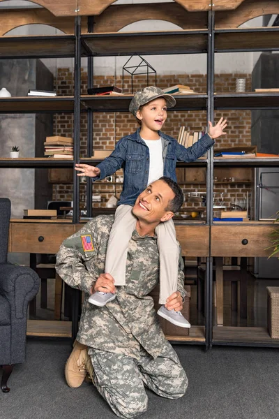 Son riding on military father shoulders — Stock Photo