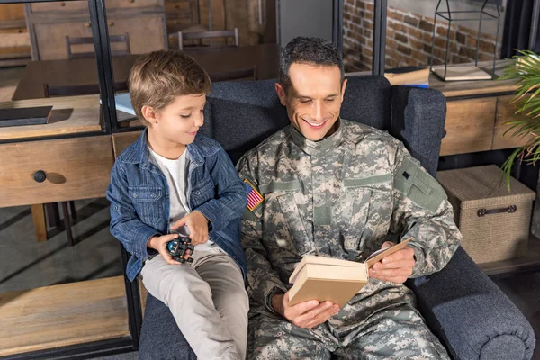 Padre militar e hijo libro de lectura - foto de stock