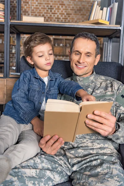 Отец и сын читают книгу — стоковое фото