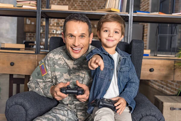 Vater und Sohn spielen Videospiel — Stockfoto