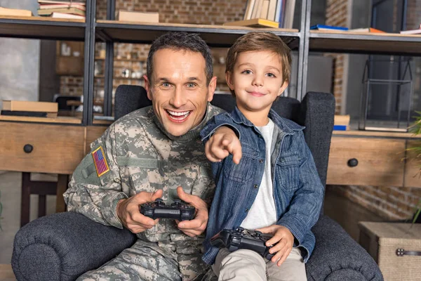 Padre e figlio giocare al videogioco — Foto stock