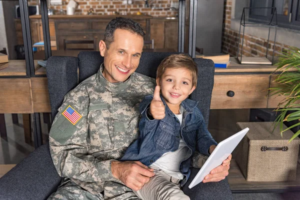 Père en uniforme militaire et fils avec tablette — Photo de stock