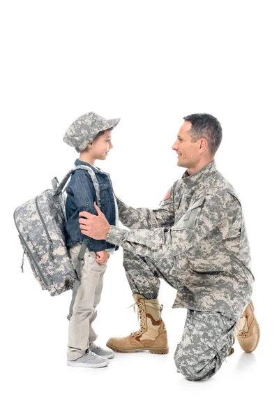 Pai em camuflagem uniforme e filho — Fotografia de Stock