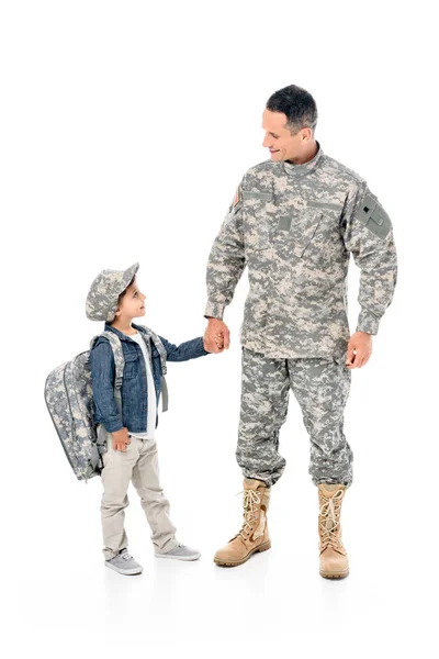 Niño y padre en uniforme militar - foto de stock