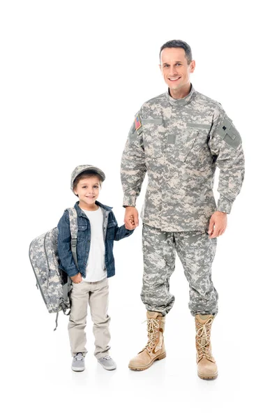 Niño y padre en uniforme militar - foto de stock
