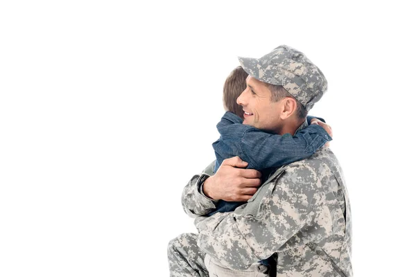 Père en uniforme militaire embrassant avec son fils — Photo de stock