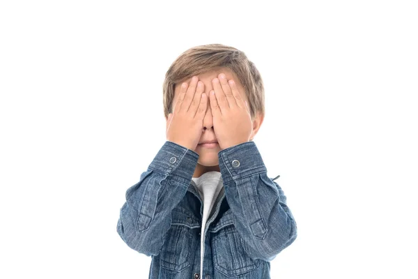 Petit garçon couvrant les yeux avec les mains — Photo de stock