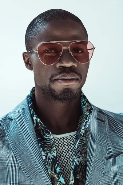 Афроамериканський чоловік в сонцезахисних окулярах — стокове фото