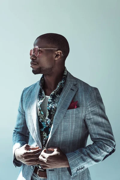 Афроамериканський чоловік у стильному костюмі та сонцезахисних окулярах — стокове фото