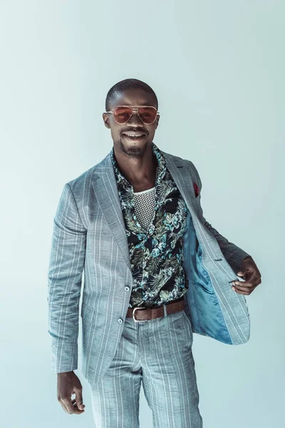 Lächelnder Mann posiert im schicken Anzug — Stockfoto