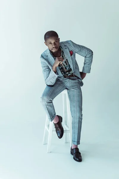 Homme afro-américain élégant sur tabouret de bar — Photo de stock