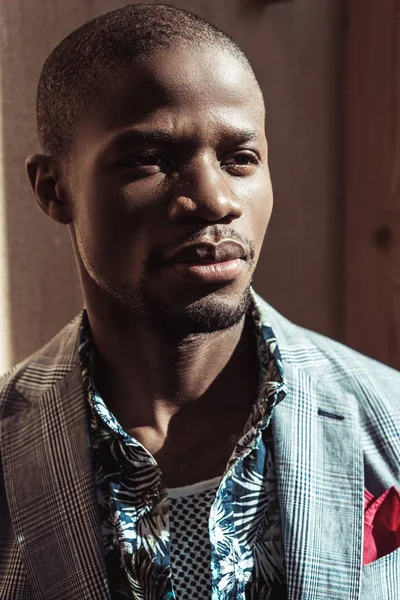 Афроамериканський чоловік у стильному одязі — стокове фото