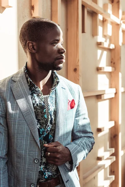 Homem americano africano posando em terno elegante — Fotografia de Stock