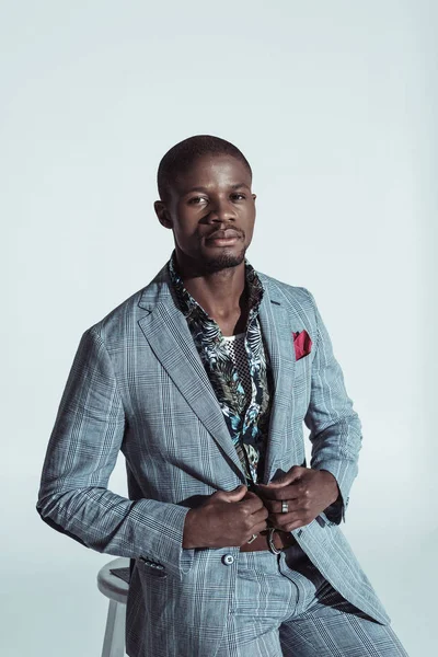 Élégant homme afro-américain en costume — Photo de stock