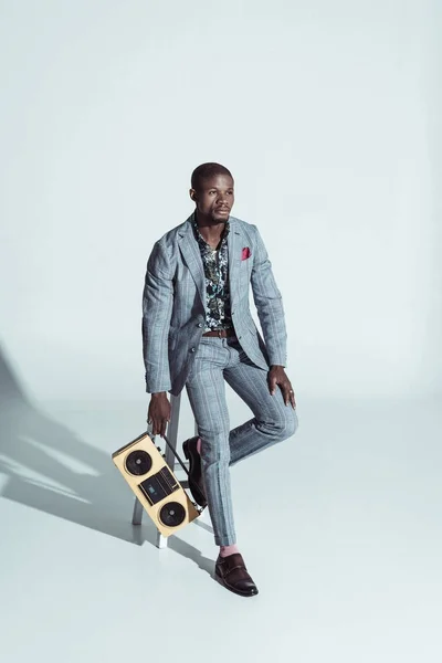 Homem americano africano elegante com boombox — Fotografia de Stock