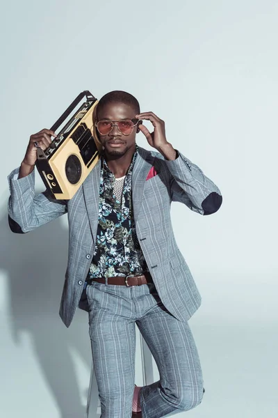 Homem elegante segurando boombox — Fotografia de Stock