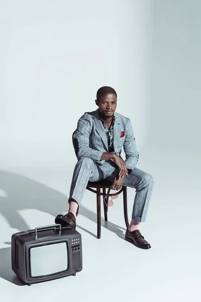 Stilvoller Mann sitzt auf Stuhl — Stockfoto