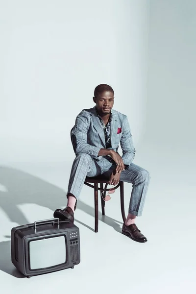 Homme élégant assis sur une chaise — Photo de stock