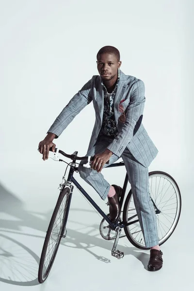 Homem elegante andar de bicicleta — Fotografia de Stock