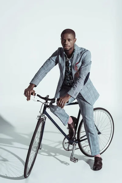 Homme élégant vélo d'équitation — Photo de stock