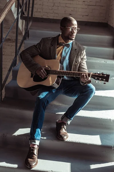 Homem nas escadas tocando guitarra — Fotografia de Stock