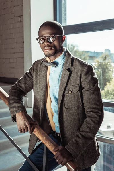 Homme afro-américain élégant dans les escaliers — Photo de stock