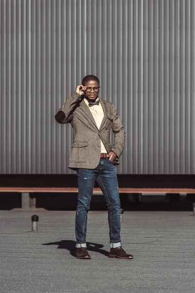 Homem americano africano em roupas elegantes — Fotografia de Stock