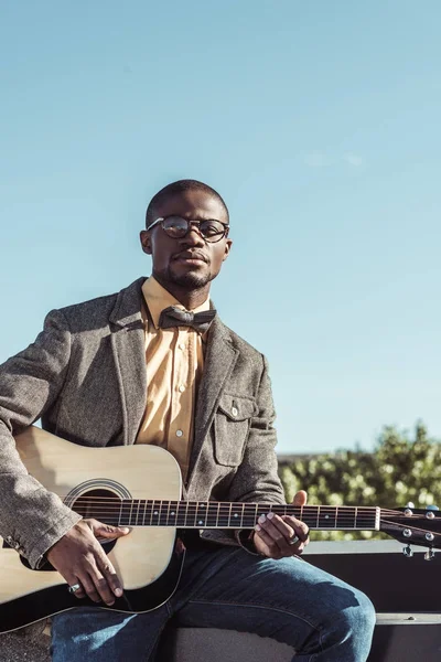 Stylischer afrikanisch-amerikanischer Mann spielt Gitarre — Stockfoto
