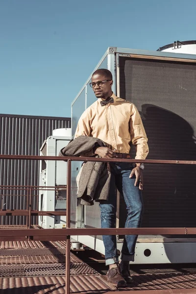 Hombre guapo sosteniendo chaqueta - foto de stock